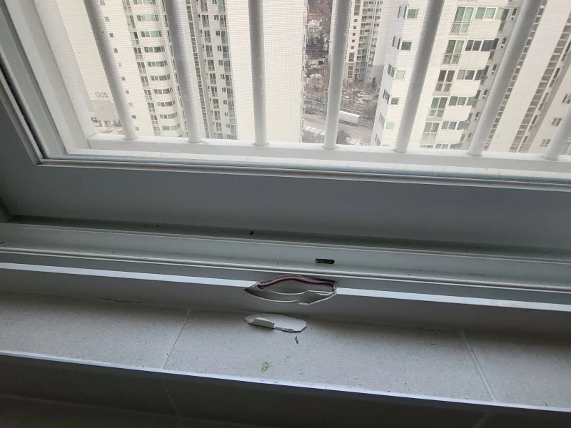 PVC 샷시 균열 복원 시공 과정 3단계