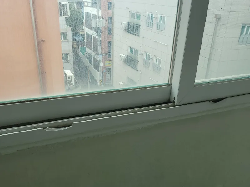 문틀 몰딩 손상 복원 시공 과정 3단계